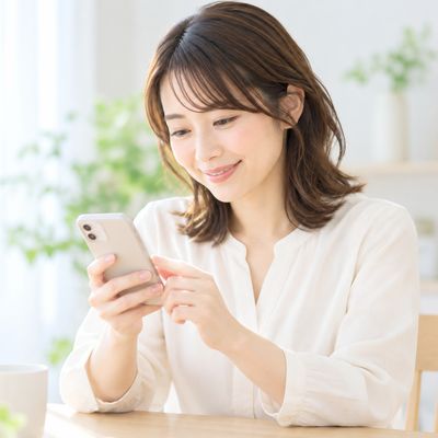 スマートフォンでお問い合わせをする女性